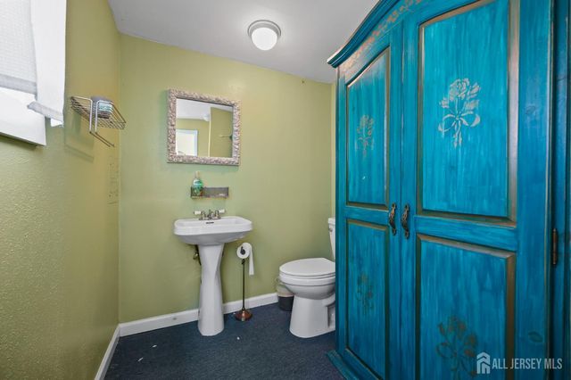 7 Lake Avenue, Helmetta, NJ 08828