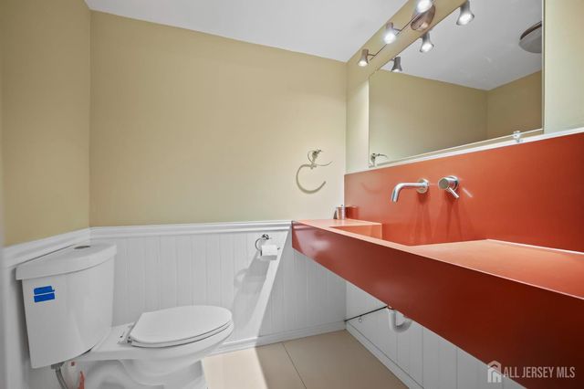 7 Lake Avenue, Helmetta, NJ 08828