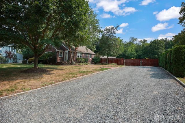 7 Lake Avenue, Helmetta, NJ 08828