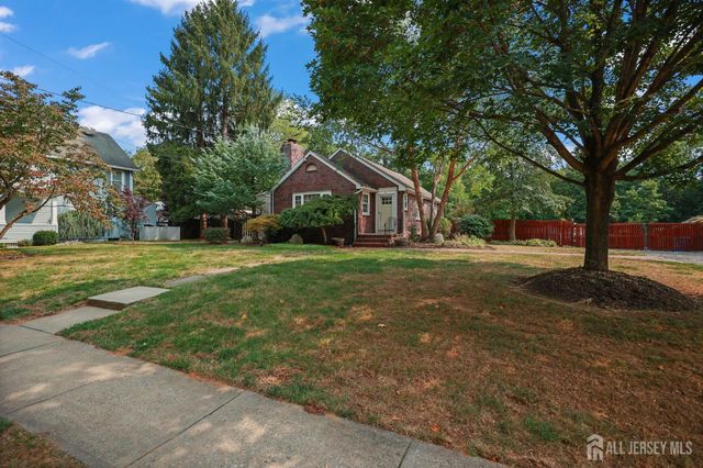 7 Lake Avenue, Helmetta, NJ 08828