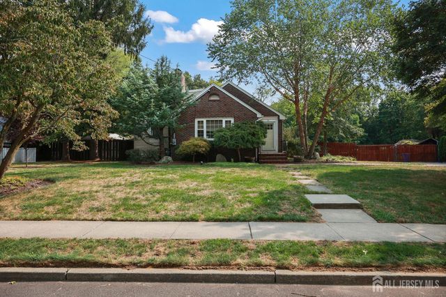 7 Lake Avenue, Helmetta, NJ 08828