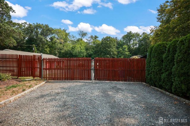 7 Lake Avenue, Helmetta, NJ 08828