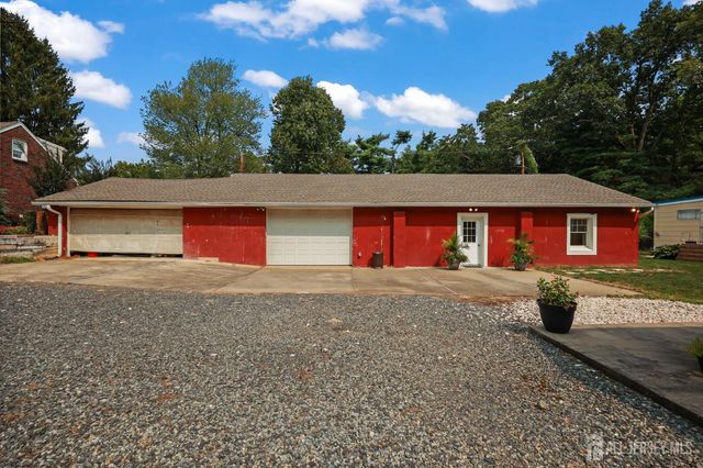 7 Lake Avenue, Helmetta, NJ 08828