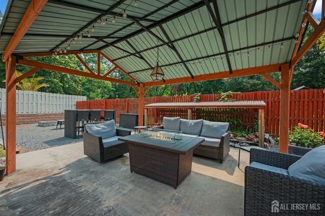 7 Lake Avenue, Helmetta, NJ 08828