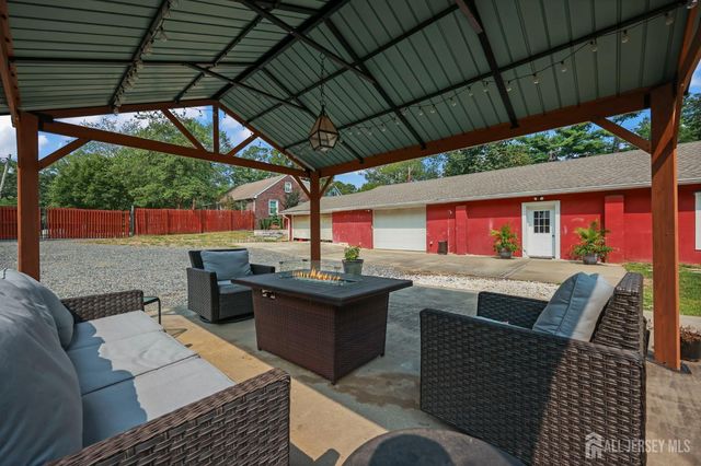 7 Lake Avenue, Helmetta, NJ 08828