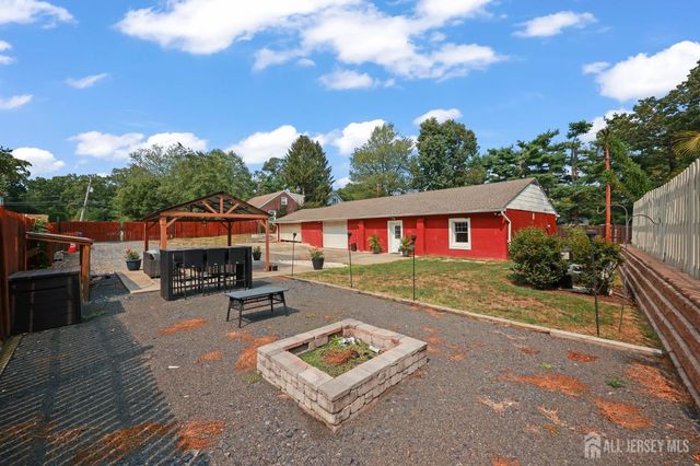 7 Lake Avenue, Helmetta, NJ 08828