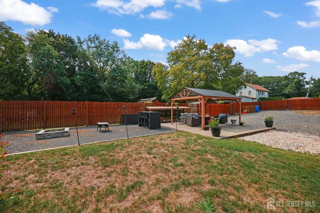 7 Lake Avenue, Helmetta, NJ 08828