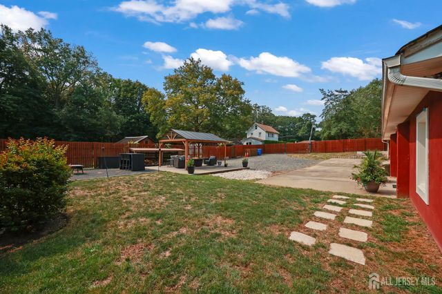 7 Lake Avenue, Helmetta, NJ 08828