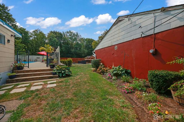 7 Lake Avenue, Helmetta, NJ 08828