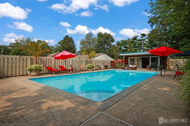 7 Lake Avenue, Helmetta, NJ 08828