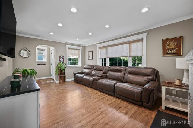 7 Lake Avenue, Helmetta, NJ 08828