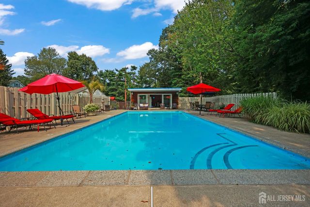 7 Lake Avenue, Helmetta, NJ 08828