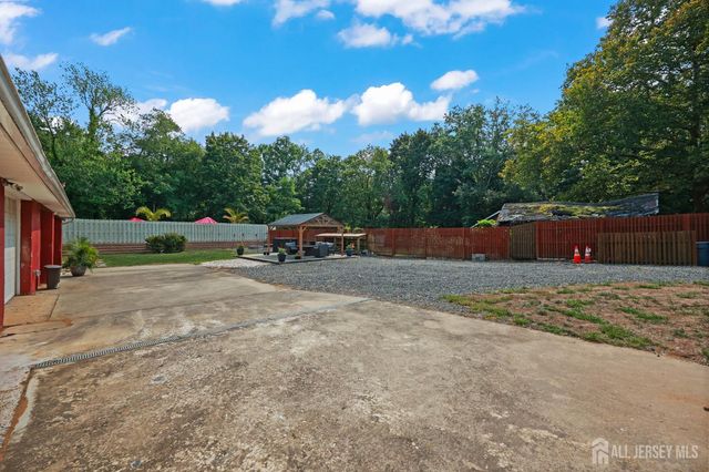 7 Lake Avenue, Helmetta, NJ 08828