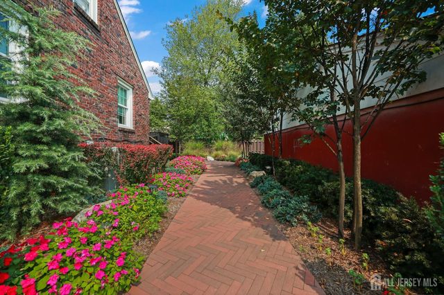 7 Lake Avenue, Helmetta, NJ 08828