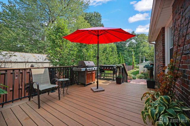 7 Lake Avenue, Helmetta, NJ 08828