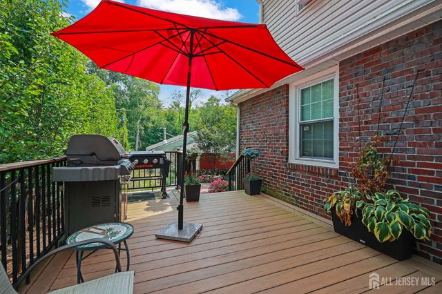 7 Lake Avenue, Helmetta, NJ 08828