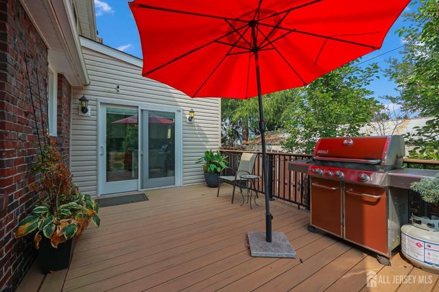 7 Lake Avenue, Helmetta, NJ 08828