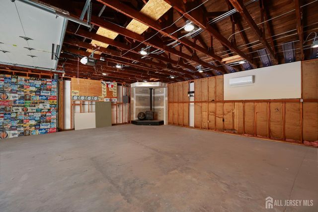 7 Lake Avenue, Helmetta, NJ 08828