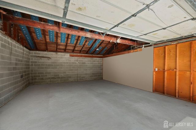 7 Lake Avenue, Helmetta, NJ 08828