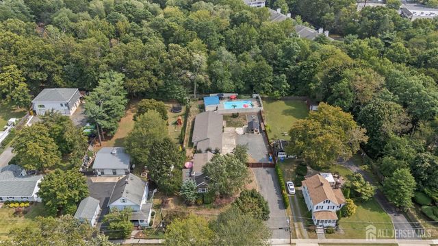 7 Lake Avenue, Helmetta, NJ 08828