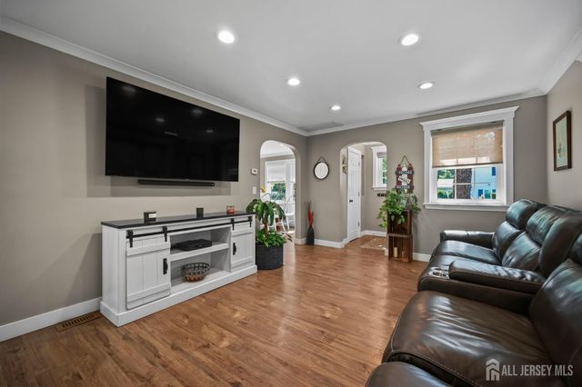 7 Lake Avenue, Helmetta, NJ 08828