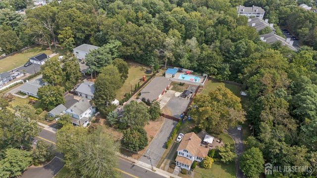 7 Lake Avenue, Helmetta, NJ 08828