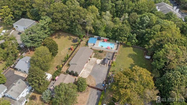7 Lake Avenue, Helmetta, NJ 08828