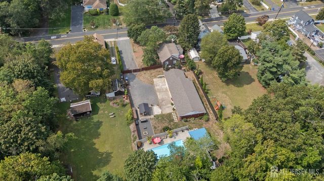 7 Lake Avenue, Helmetta, NJ 08828