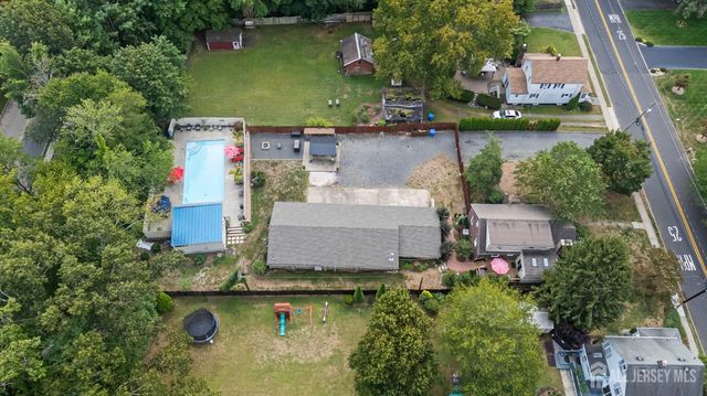 7 Lake Avenue, Helmetta, NJ 08828