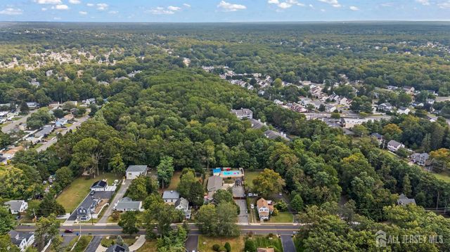 7 Lake Avenue, Helmetta, NJ 08828