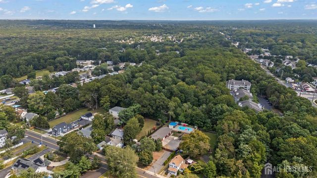 7 Lake Avenue, Helmetta, NJ 08828