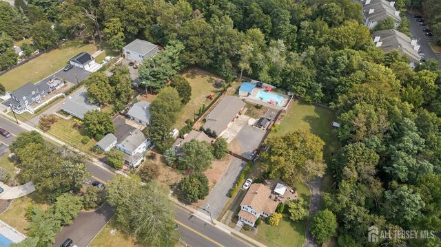 7 Lake Avenue, Helmetta, NJ 08828