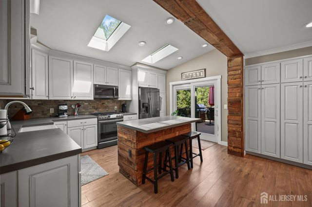 7 Lake Avenue, Helmetta, NJ 08828