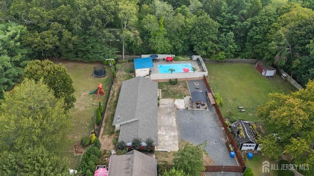 7 Lake Avenue, Helmetta, NJ 08828