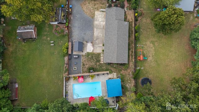 7 Lake Avenue, Helmetta, NJ 08828