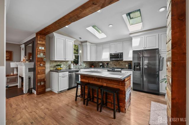 7 Lake Avenue, Helmetta, NJ 08828