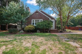 7 Lake Avenue, Helmetta, NJ 08828