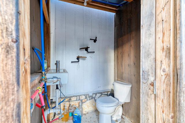 1501 Boggy Creek RD, Lockhart, TX 78644