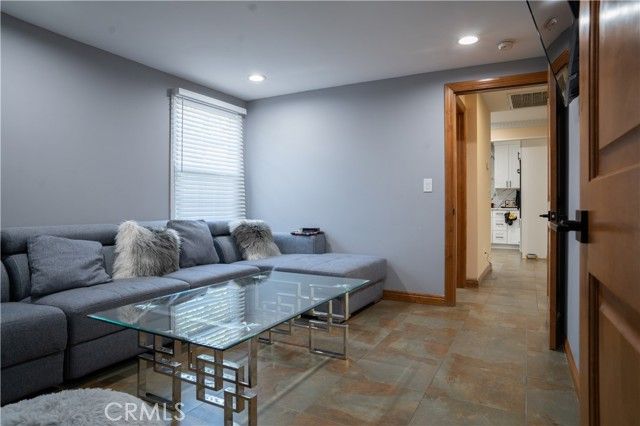 6930 Balcom, Reseda (los Angeles), CA 91335