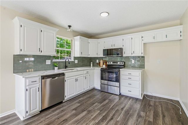 612 SE Bugle Court, Blue Springs, MO 64014