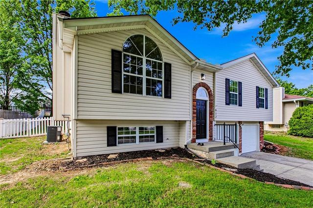 612 SE Bugle Court, Blue Springs, MO 64014