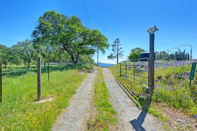 17475 Misty Dawn Ln, Grass Valley, CA 95949