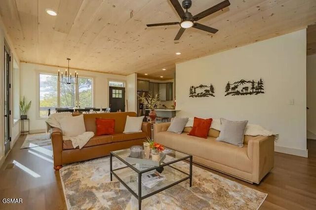 821 Sunshine Trail, Gatlinburg, TN 37738