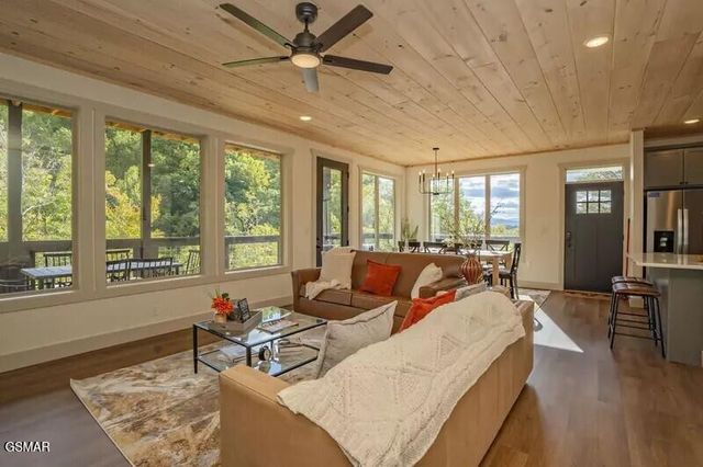 821 Sunshine Trail, Gatlinburg, TN 37738