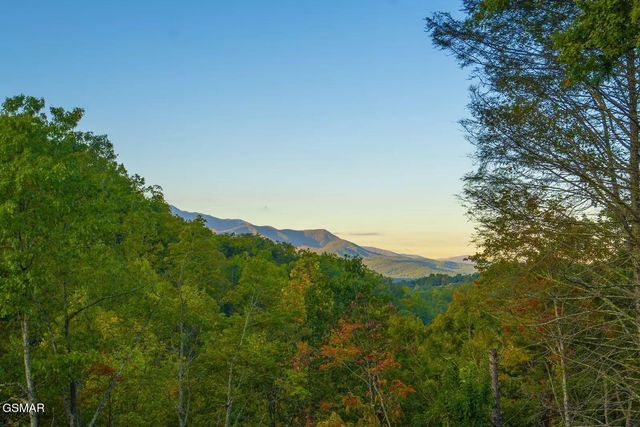 821 Sunshine Trail, Gatlinburg, TN 37738
