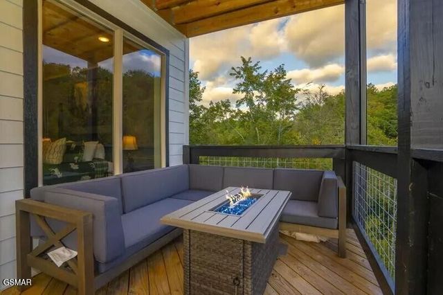 821 Sunshine Trail, Gatlinburg, TN 37738