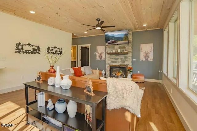 821 Sunshine Trail, Gatlinburg, TN 37738