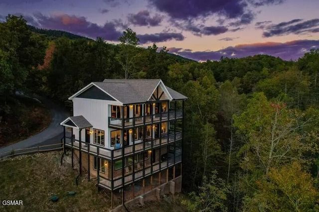 821 Sunshine Trail, Gatlinburg, TN 37738