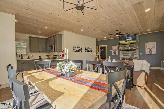 821 Sunshine Trail, Gatlinburg, TN 37738