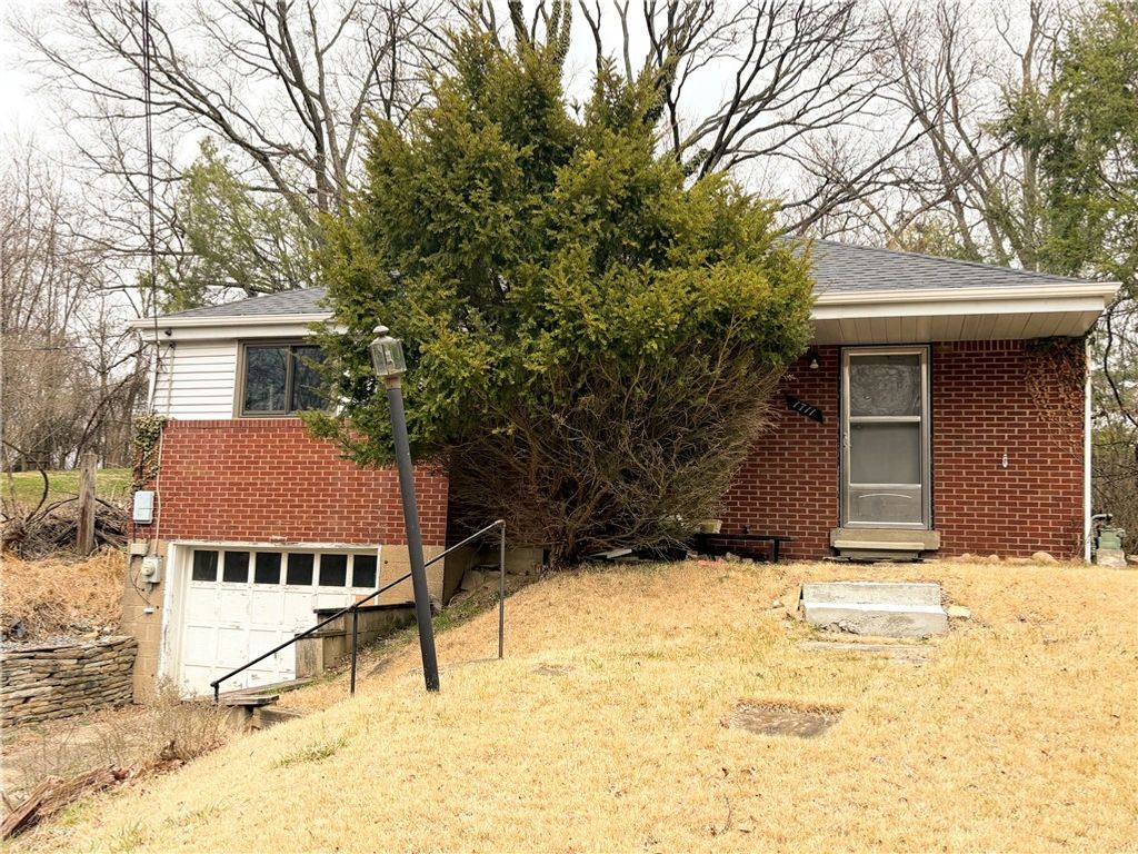 1711 Lime Hollow Rd, Penn Hills, PA 15235